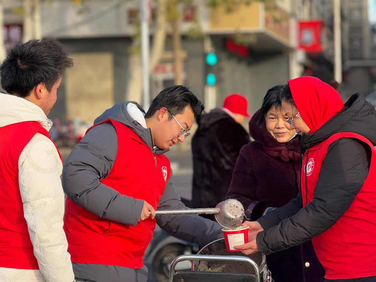 kylewright92758's tweet photo. Spent Saturday morning handing out warm meals to unhoused neighbors downtown—small acts, big warmth. Grateful for this chance to give back to the community that’s given me so much.  #VolunteerDay #CommunityCare https://t.co/whVqmJNygr