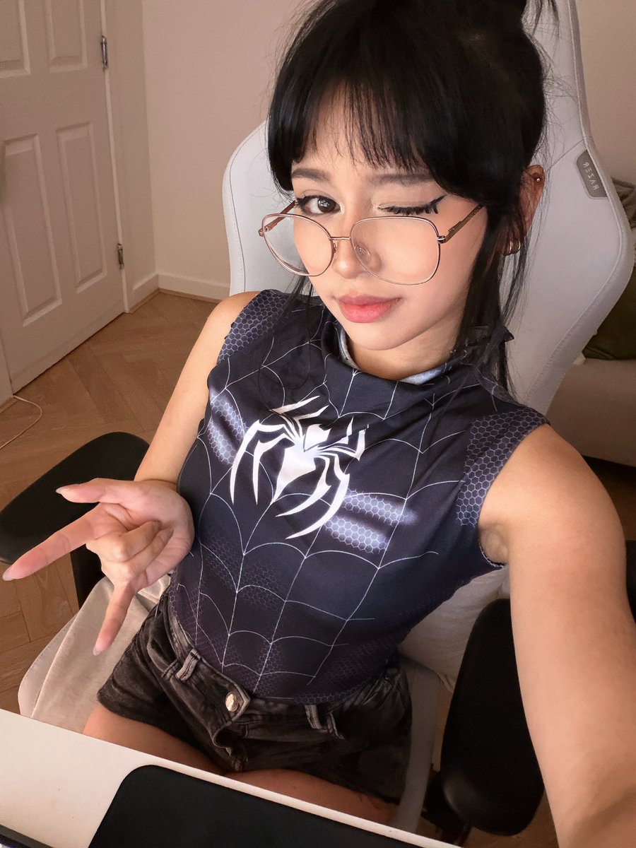ashIyne's tweet photo. live!!! https://t.co/9UQz6mLiyH https://t.co/chzyk0WbnB