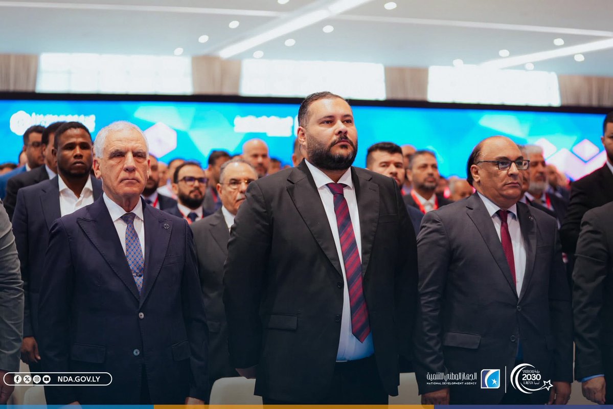 NDA_Libya's tweet photo. **انطلاق ملتقى سرت الاقتصادي لرجال الأعمال 2026 لبحث آفاق الاستثمار ورسم رؤية مستقبلية للاقتصاد الليبي**
**سرت | خاص**
انطلقت بمدينة سرت فعاليات "ملتقى سرت الاقتصادي لرجال الأعمال 2026"، والذي جاء بتنظيم ورعاية مشتركة بين **الجهاز الوطني للتنمية** و**الاتحاد العام لغرف التجارة والصناعة والزراعة بليبيا**، وبحضور واسع لمدير عام الجهاز الوطني للتنمية، ورئيس اتحاد الغرف، إلى جانب نخبة من كبار رجال الأعمال والخبراء الاقتصاديين من مختلف أنحاء البلاد.
ويأتي تنظيم هذا الملتقى في إطار فتح مساحة للحوار البنّاء وتبادل الأفكار لبلورة **رؤية مستقبلية واعدة للاقتصاد الليبي**، وتسليط الضوء على أبرز معوقات الاستثمار، واستعراض التشريعات والقوانين النافذة وسبل تطويرها لتلائم متطلبات المرحلة وتجذب رؤوس الأموال.
### أهمية الشراكة وموقع سرت الاستراتيجي
وفي كلمة ألقاها خلال افتتاح الملتقى، شدد **مدير عام الجهاز الوطني للتنمية** على جملة من المحاور الرئيسية، أبرزها:
 * **تعزيز الشراكة بين القطاعين العام والخاص:** باعتبارها الحجر الأساسي لتحقيق تنمية مستدامة وتنويع مصادر الدخل القومي.
 * **الموقع الاستراتيجي لمدينة سرت:** التأكيد على أهمية موقع المدينة الجغرافي والذي يؤهلها لتكون مركزاً اقتصادياً وتجارياً محورية يربط بين شرق البلاد وغربها وجنوبها.
### إشادة بالنهضة العمرانية في سرت
من جانبهم، أشاد الحاضرون والمشاركون من رجال أعمال وخبراء اقتصاديين بمستوى **التطور والبناء والنهضة العمرانية** التي تشهدها مدينة سرت في الوقت الحالي، مؤكدين أن هذا الاستقرار والتطوير الملموس يخلق بيئة مشجعة ومشجعة للاستثمار والمشاريع التنموية الواعدة.
جدير بالذكر أن الملتقى سيواصل جلساته الحوارية للوصول إلى توصيات عملية ترفع للجهات المختصة لتطوير البيئة التشريعية والاقتصادية في ليبيا.