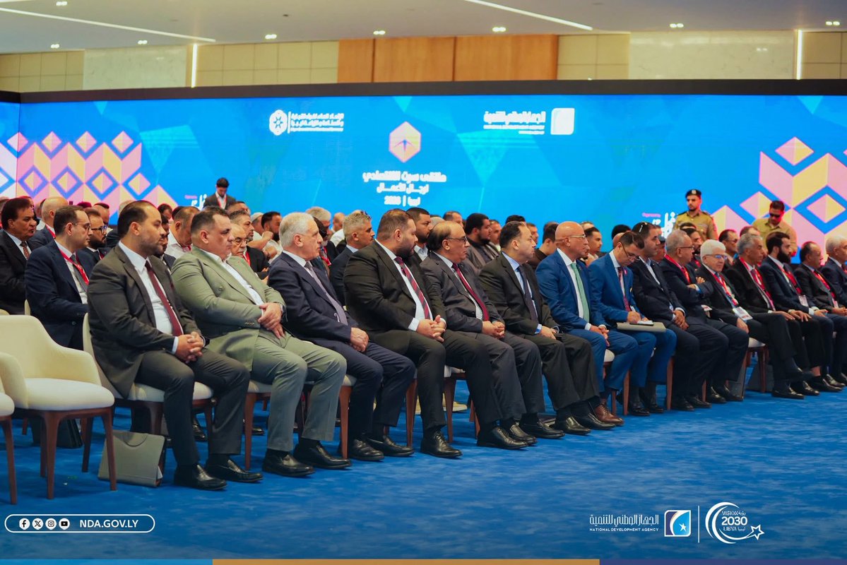 NDA_Libya's tweet photo. **انطلاق ملتقى سرت الاقتصادي لرجال الأعمال 2026 لبحث آفاق الاستثمار ورسم رؤية مستقبلية للاقتصاد الليبي**
**سرت | خاص**
انطلقت بمدينة سرت فعاليات "ملتقى سرت الاقتصادي لرجال الأعمال 2026"، والذي جاء بتنظيم ورعاية مشتركة بين **الجهاز الوطني للتنمية** و**الاتحاد العام لغرف التجارة والصناعة والزراعة بليبيا**، وبحضور واسع لمدير عام الجهاز الوطني للتنمية، ورئيس اتحاد الغرف، إلى جانب نخبة من كبار رجال الأعمال والخبراء الاقتصاديين من مختلف أنحاء البلاد.
ويأتي تنظيم هذا الملتقى في إطار فتح مساحة للحوار البنّاء وتبادل الأفكار لبلورة **رؤية مستقبلية واعدة للاقتصاد الليبي**، وتسليط الضوء على أبرز معوقات الاستثمار، واستعراض التشريعات والقوانين النافذة وسبل تطويرها لتلائم متطلبات المرحلة وتجذب رؤوس الأموال.
### أهمية الشراكة وموقع سرت الاستراتيجي
وفي كلمة ألقاها خلال افتتاح الملتقى، شدد **مدير عام الجهاز الوطني للتنمية** على جملة من المحاور الرئيسية، أبرزها:
 * **تعزيز الشراكة بين القطاعين العام والخاص:** باعتبارها الحجر الأساسي لتحقيق تنمية مستدامة وتنويع مصادر الدخل القومي.
 * **الموقع الاستراتيجي لمدينة سرت:** التأكيد على أهمية موقع المدينة الجغرافي والذي يؤهلها لتكون مركزاً اقتصادياً وتجارياً محورية يربط بين شرق البلاد وغربها وجنوبها.
### إشادة بالنهضة العمرانية في سرت
من جانبهم، أشاد الحاضرون والمشاركون من رجال أعمال وخبراء اقتصاديين بمستوى **التطور والبناء والنهضة العمرانية** التي تشهدها مدينة سرت في الوقت الحالي، مؤكدين أن هذا الاستقرار والتطوير الملموس يخلق بيئة مشجعة ومشجعة للاستثمار والمشاريع التنموية الواعدة.
جدير بالذكر أن الملتقى سيواصل جلساته الحوارية للوصول إلى توصيات عملية ترفع للجهات المختصة لتطوير البيئة التشريعية والاقتصادية في ليبيا.