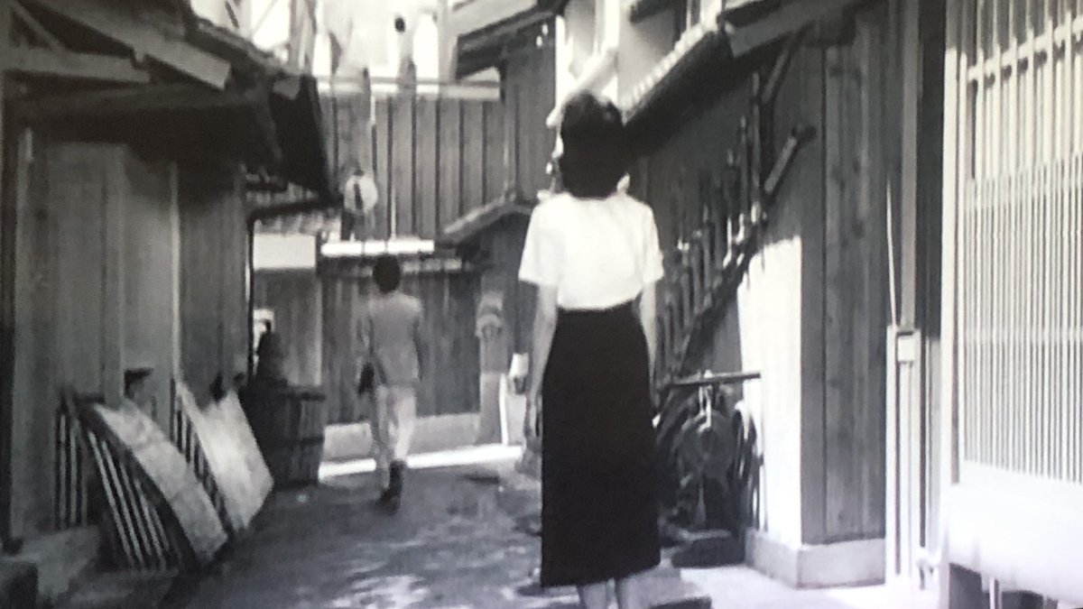 manoyama12's tweet photo. 新藤兼人『愛妻物語』キネ旬10位、自伝的デビュー作…1942年父親の反対振り切り脚本家沼崎と結婚した孝子…沼崎は京都撮影所の知人の世話で溝口健二のシナリオを描くことに…ダメ出し食らい自信失った夫を励ます妻…戦争の影、隣人の人情、初々しい宇野と乙羽…師溝口的女性観と夫婦愛、情感溢れる秀作 https://t.co/jDxcpHwuRd