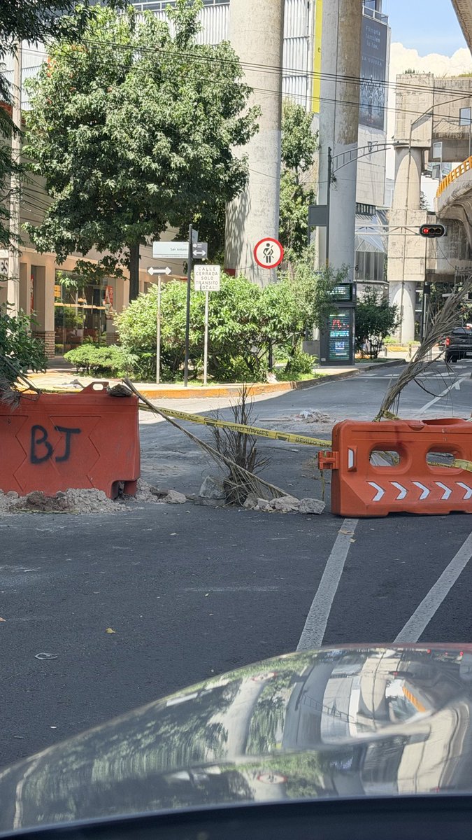 krlos_79's tweet photo. @SEGIAGUA @SOBSECDMX @AccionesBJ @BJAlcaldia Siguen sin atender este reporte. Y el tráfico complicadisimo en este semáforo. https://t.co/J7dAgX4V2u