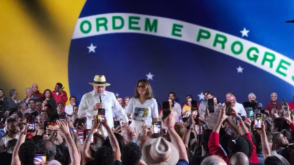 lindberghfarias's tweet photo. LULA RUMO AO TETRA: “NÃO PRECISO INVENTAR NADA. VOU DISPUTAR A ELEIÇÃO COM O QUE FIZ PELO BRASIL.”

Na Convenção Nacional do PT, o presidente Lula aceitou o desafio de disputar seu quarto mandato e deixou claro que a campanha será baseada nas realizações do governo e na defesa da soberania nacional. Destacou que o Brasil precisa seguir gerando empregos, reduzindo desigualdades e protegendo a democracia, sem se curvar a interesses estrangeiros.

Lula também fez um apelo para que o povo não eleja apenas o presidente, mas um Congresso forte e comprometido com o país. Defendeu a eleição de uma ampla bancada de deputados e senadores para garantir governabilidade, aprovar as mudanças que o Brasil precisa e impedir retrocessos.

A mensagem da Convenção foi no sentido de que 2026 não será apenas a eleição do tetra de Lula. Será a escolha entre dois projetos de país. De um lado, soberania, desenvolvimento, democracia e justiça social. Do outro, o atraso, a incerteza, o medo e a submissão do Brasil aos interesses estrangeiros.
