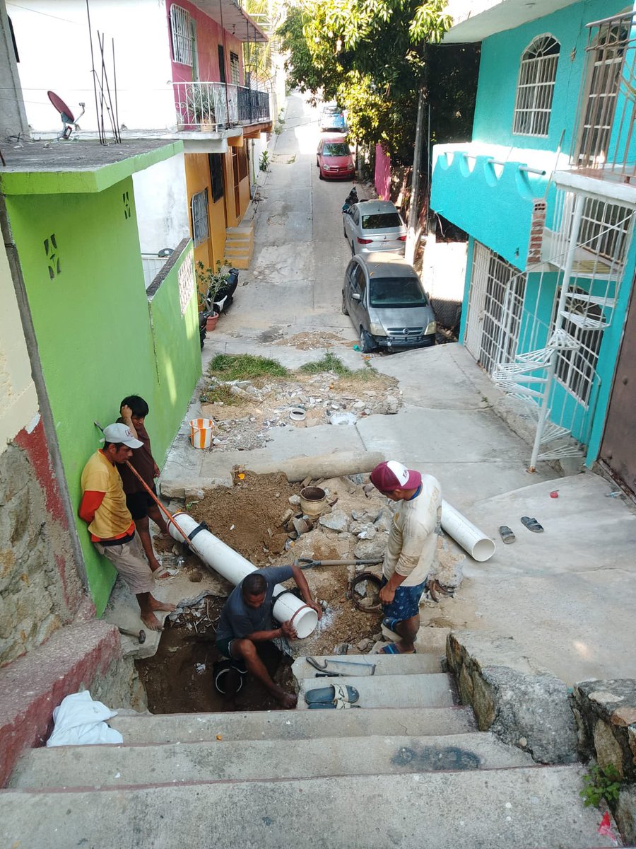 Capama_Acapulco's tweet photo. 🚧💧 Reparamos fuga de agua potable en la línea del sistema Palma Sola - Morelos 1, donde instalamos tubería nueva necesaria para dejar trabajando con normalidad el servicio en la zona 

🔵 CAPAMA, trabajando para ti.

#ServirConHonestidadYJusticia #ReconstrucciónAcapulco https://t.co/WMjA0BtIVc