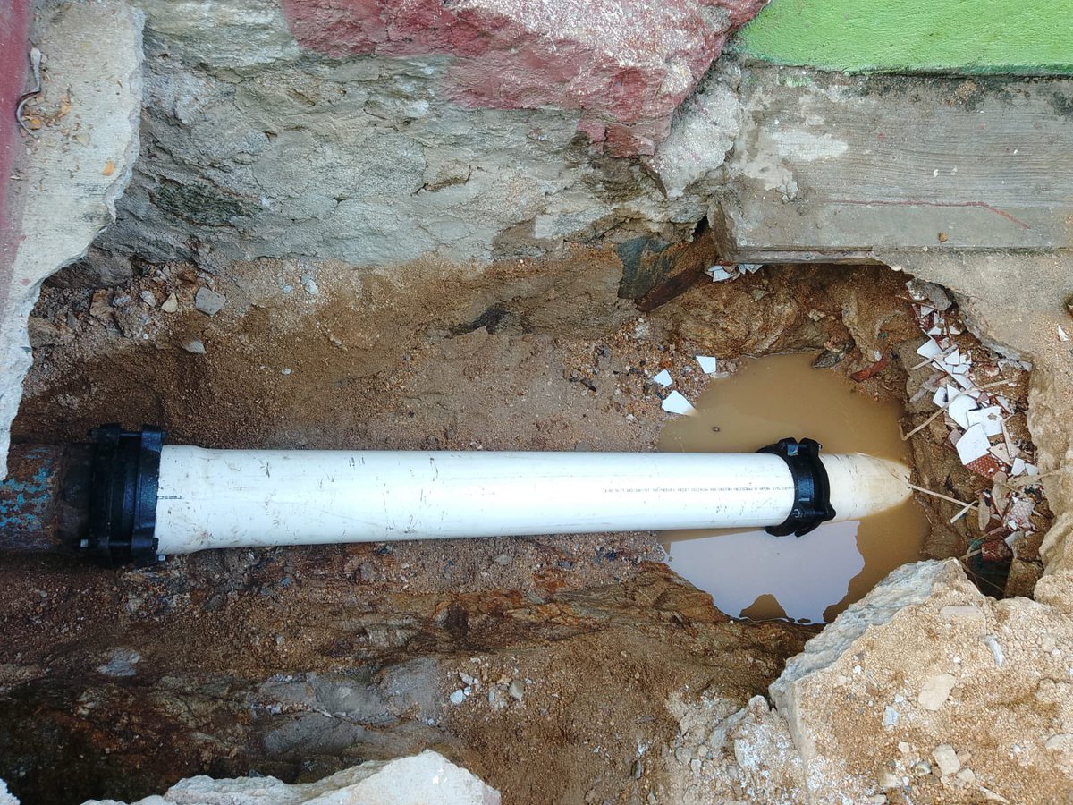 Capama_Acapulco's tweet photo. 🚧💧 Reparamos fuga de agua potable en la línea del sistema Palma Sola - Morelos 1, donde instalamos tubería nueva necesaria para dejar trabajando con normalidad el servicio en la zona 

🔵 CAPAMA, trabajando para ti.

#ServirConHonestidadYJusticia #ReconstrucciónAcapulco https://t.co/WMjA0BtIVc