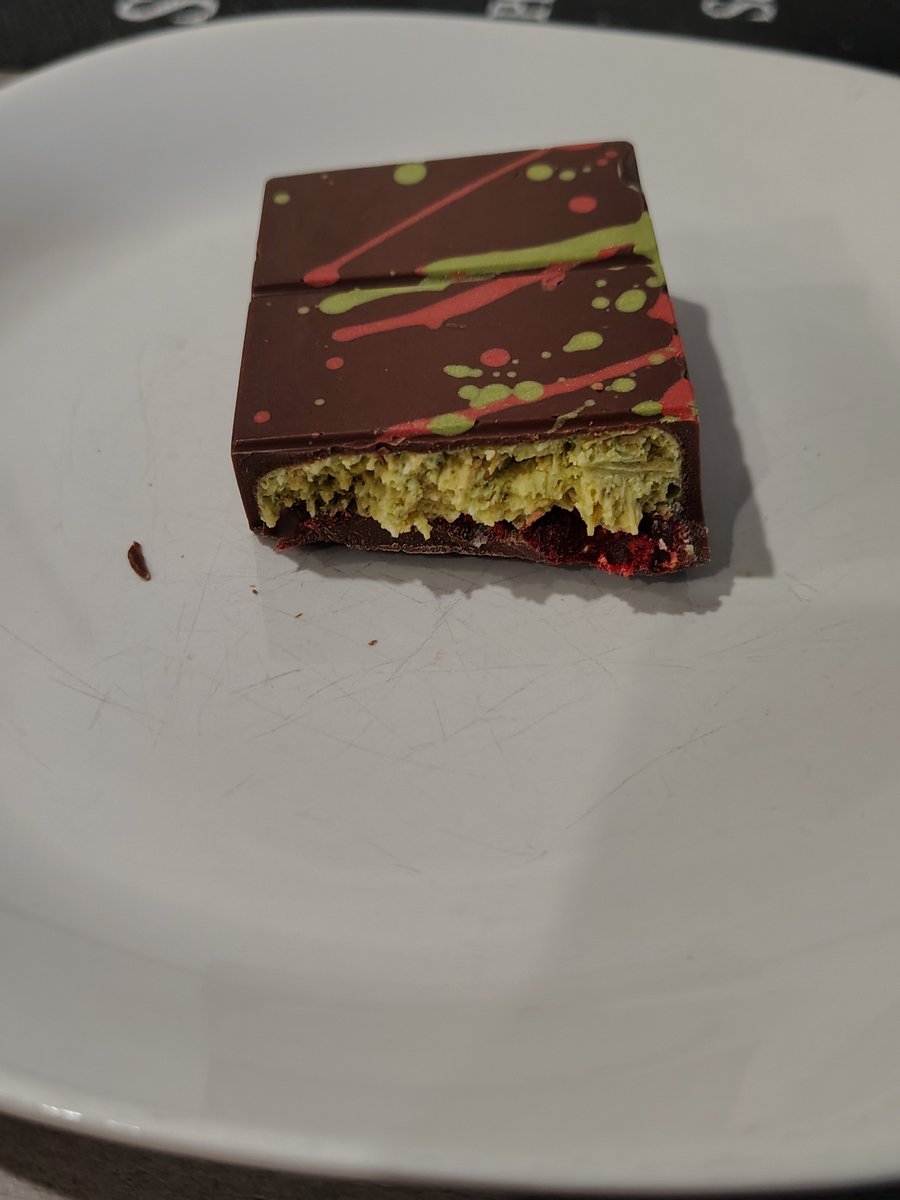 Dah2333688's tweet photo. @BoyGeorge Pistachio chocolate and strawberries https://t.co/PXKY3jMC18