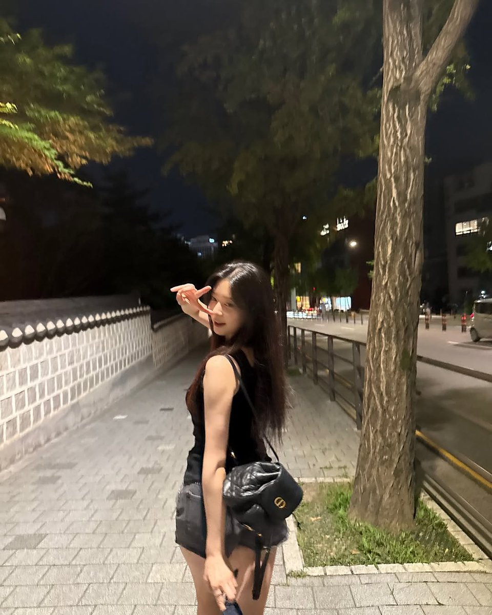 Kimoinju's tweet photo. these pictures are not perfect at all (the blur is fighting for its life) but somehow that’s exactly why i like them. https://t.co/GpeqsAX91i