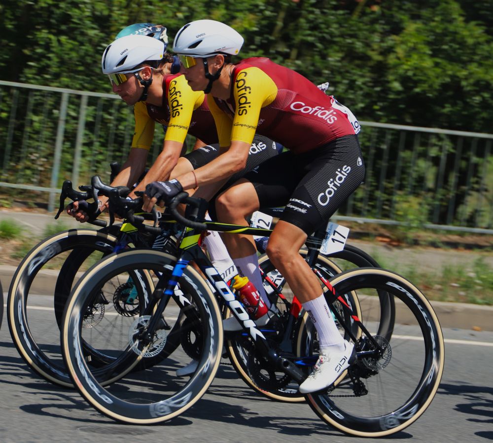 txirpial's tweet photo. La victoria de la 81 edición de la clásica #circuitodegetxo se resolvió al sprint entre Tesfatsion, Pau Miquel y Alex Aranburu. El eritreo de Movistar Team aguantó los derrames de sus compañeros  para cruzar la meta en primera posición #getxo #getxokirolak #ciclismo https://t.co/hg6uDJG9hD