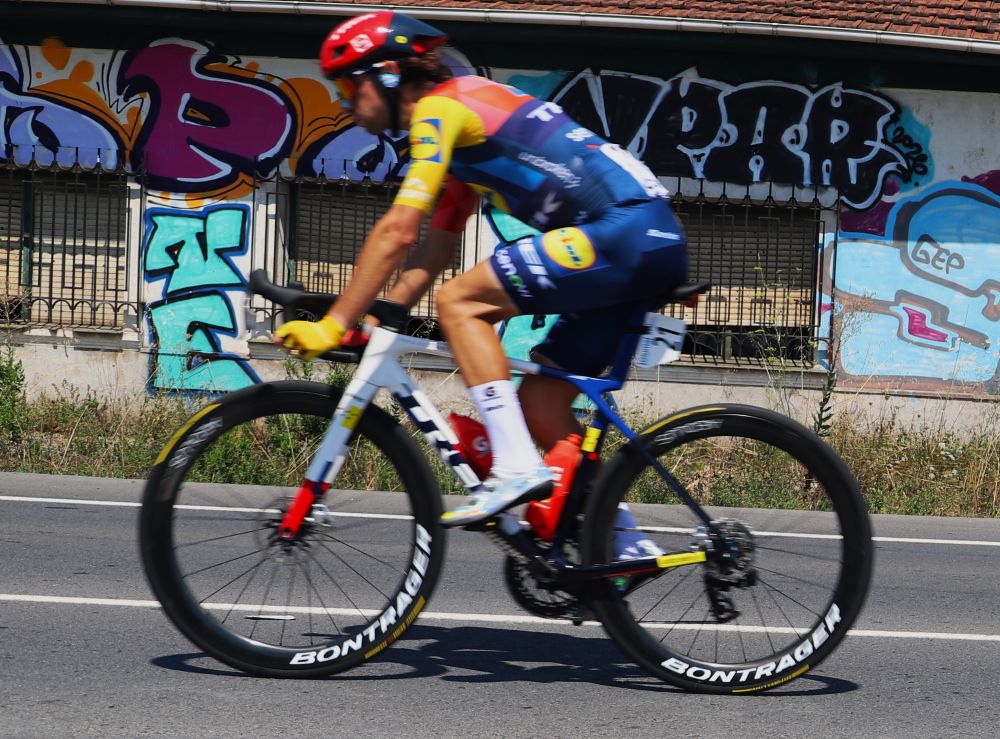 txirpial's tweet photo. La victoria de la 81 edición de la clásica #circuitodegetxo se resolvió al sprint entre Tesfatsion, Pau Miquel y Alex Aranburu. El eritreo de Movistar Team aguantó los derrames de sus compañeros  para cruzar la meta en primera posición #getxo #getxokirolak #ciclismo https://t.co/hg6uDJG9hD
