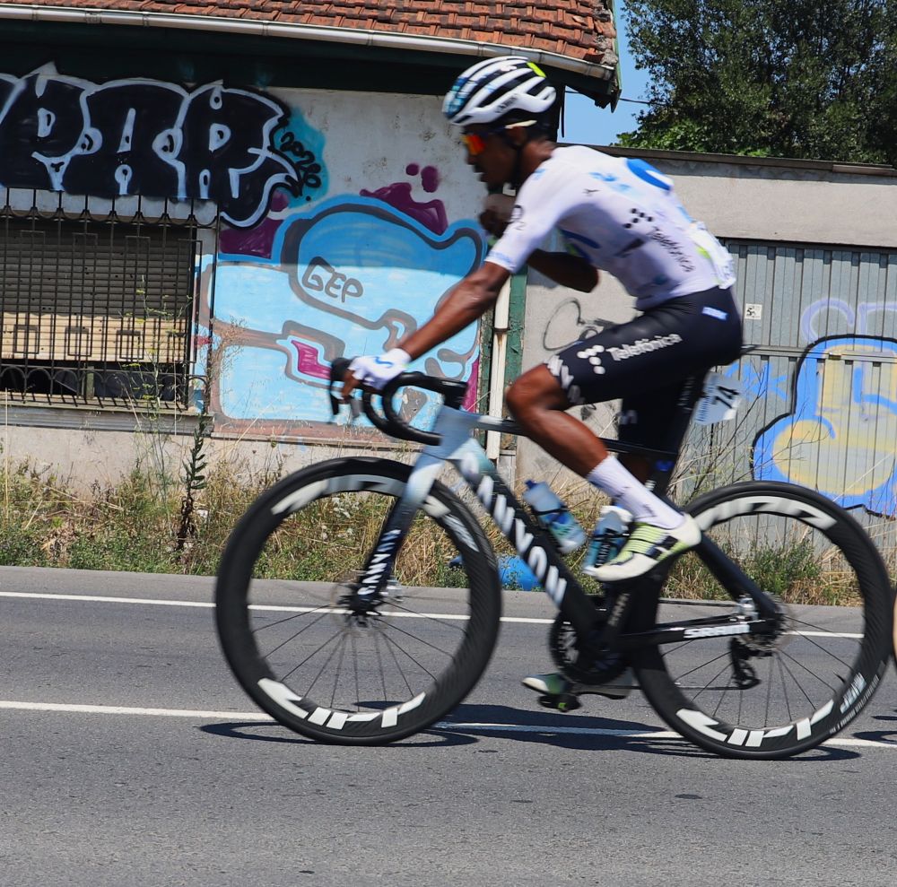 txirpial's tweet photo. La victoria de la 81 edición de la clásica #circuitodegetxo se resolvió al sprint entre Tesfatsion, Pau Miquel y Alex Aranburu. El eritreo de Movistar Team aguantó los derrames de sus compañeros  para cruzar la meta en primera posición #getxo #getxokirolak #ciclismo https://t.co/hg6uDJG9hD