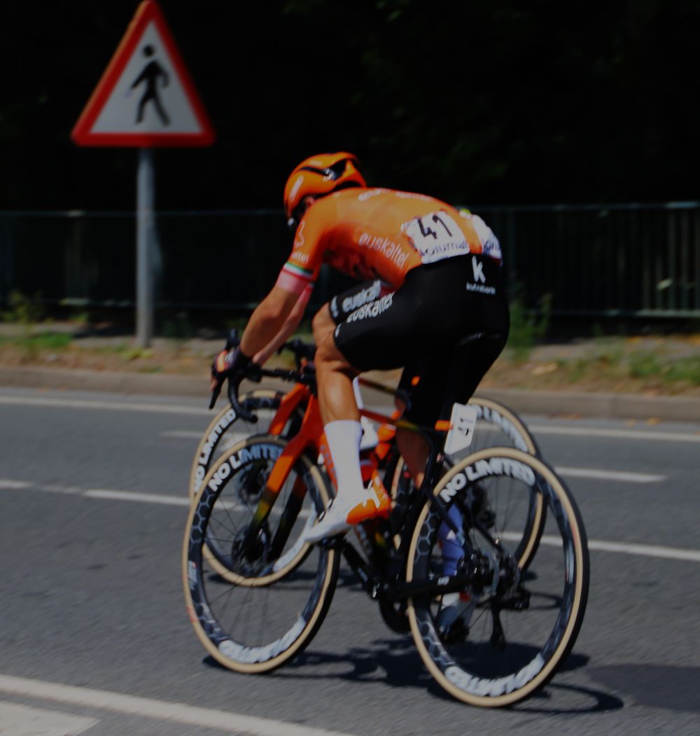 txirpial's tweet photo. La victoria de la 81 edición de la clásica #circuitodegetxo se resolvió al sprint entre Tesfatsion, Pau Miquel y Alex Aranburu. El eritreo de Movistar Team aguantó los derrames de sus compañeros  para cruzar la meta en primera posición #getxo #getxokirolak #ciclismo https://t.co/hg6uDJG9hD