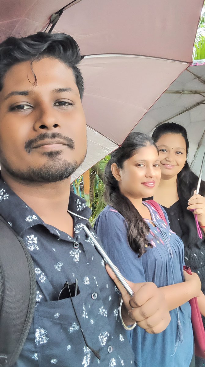 IbtisumH's tweet photo. Friends are the family  we choose for ourselves, and a close friend is like a heartbeat in a world that can be so cold😘😘🥰😍 https://t.co/tk7MIAAtPx