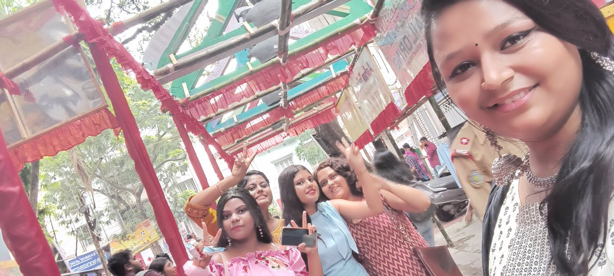 IbtisumH's tweet photo. Friends are the family  we choose for ourselves, and a close friend is like a heartbeat in a world that can be so cold😘😘🥰😍 https://t.co/tk7MIAAtPx