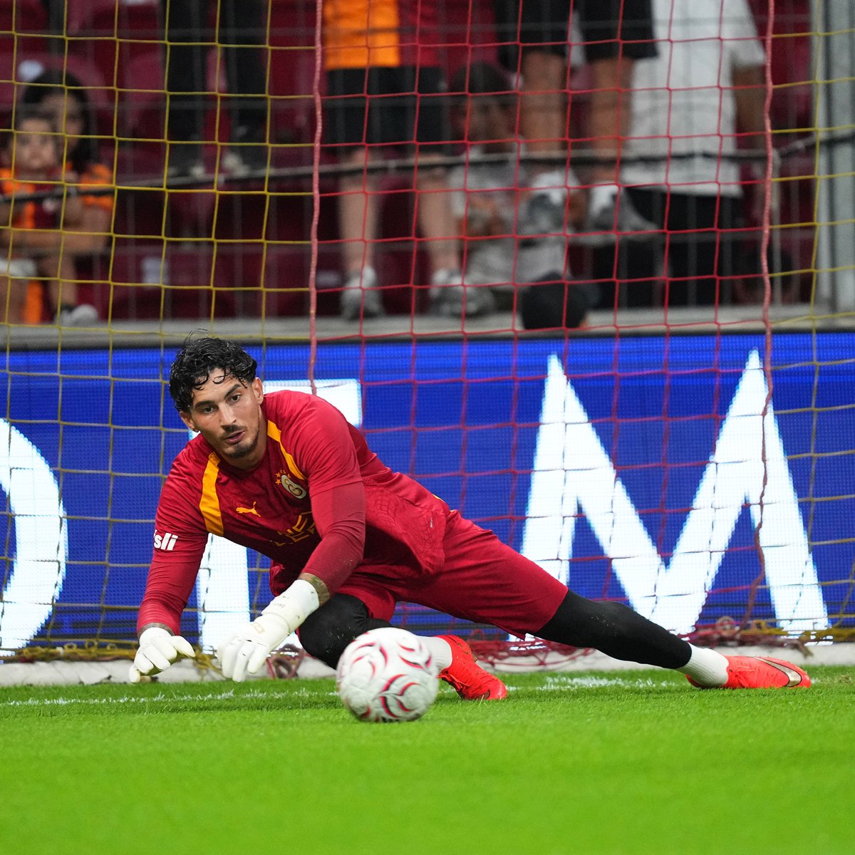 GalatasaraySK's tweet photo. 📸 Karşılaşma öncesinde ısınmadayız. 💪 https://t.co/sr7ka6n1zn