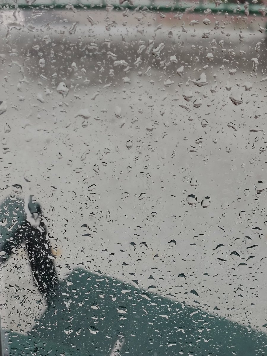Dah2333688's tweet photo. @BoyGeorge I arrived just in time; it's raining now. https://t.co/nAxiYiW1tu