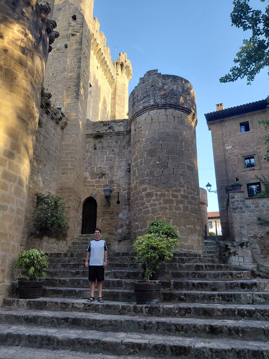 pabloeguzmar's tweet photo. Pasando una magnifica tarde de sábado en Sajazarra con su impresionante castillo, sus calles y bellos paisajes. https://t.co/88WT2mlXyK
