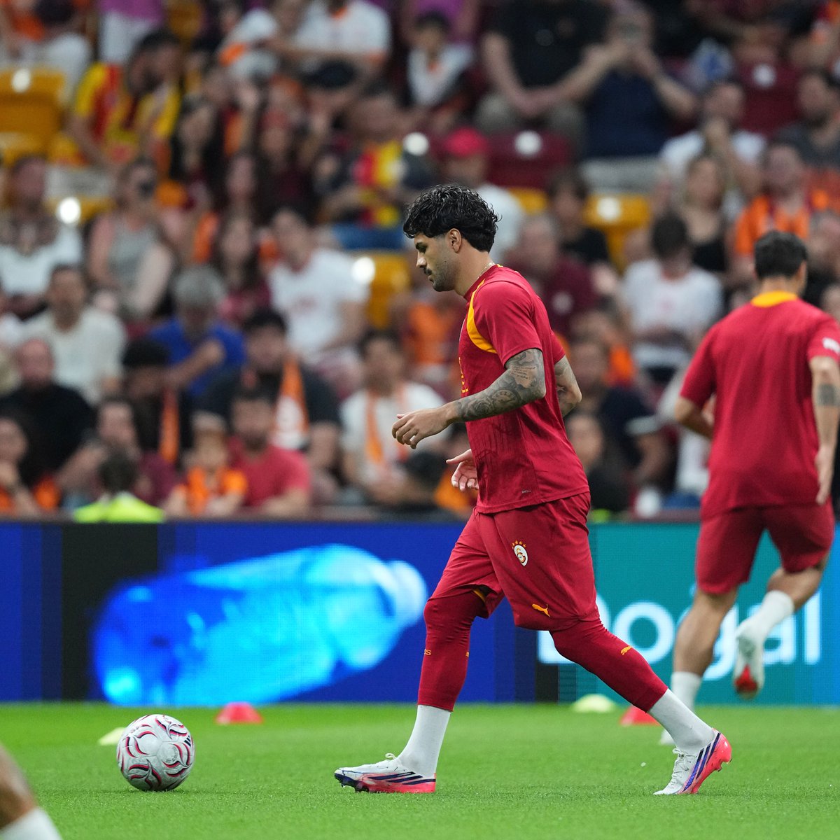GalatasaraySK's tweet photo. 📸 Karşılaşma öncesinde ısınmadayız. 💪 https://t.co/sr7ka6n1zn