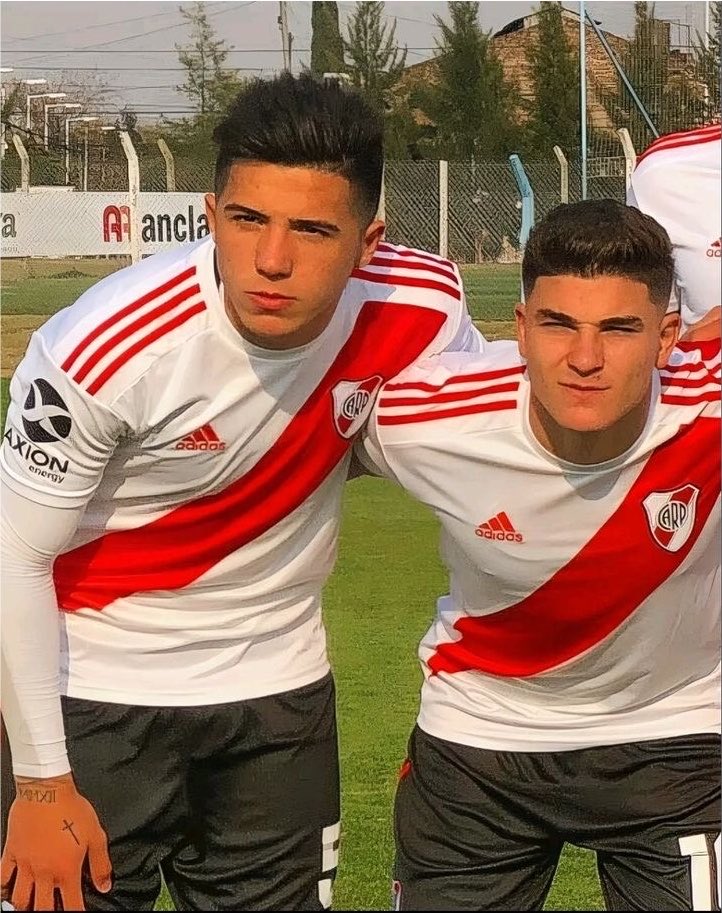 ejf249's tweet photo. el concepto de enzo y julián conociéndose en la reserva de river a los 16 años y volviéndose mejores amigos hasta el día de hoy que hasta sus familias se adoran😭🙏🏻 chau https://t.co/OnpRWoDmKl
