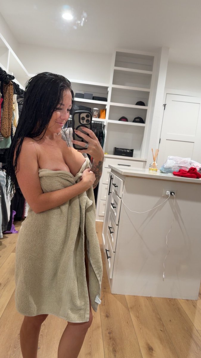 beautifuldelig1's tweet photo. Should I drop the towel?😈 https://t.co/mQkZvfLznF