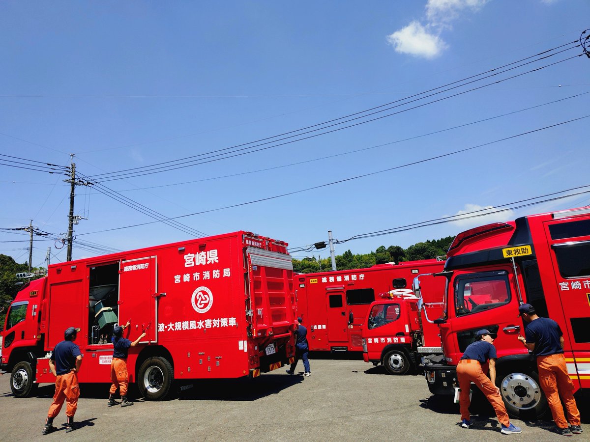 nishimura86964's tweet photo. @riepo_koj 今日は偶然、帰路の宮崎県の特別車両に遭遇しました…赤色だけど消防車じゃない無い。中には何が入ってるんだろうって… https://t.co/n7OWs5V0fi