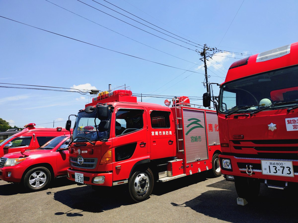 nishimura86964's tweet photo. @riepo_koj 今日は偶然、帰路の宮崎県の特別車両に遭遇しました…赤色だけど消防車じゃない無い。中には何が入ってるんだろうって… https://t.co/n7OWs5V0fi