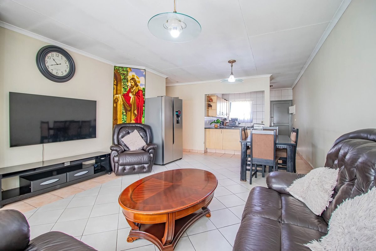 HelloRotenda's tweet photo. 2 bedroom apartment for sale in Bedfordview for R850 000 Call Rotenda for viewing on 060 818 0871 https://t.co/tk36dIto23
