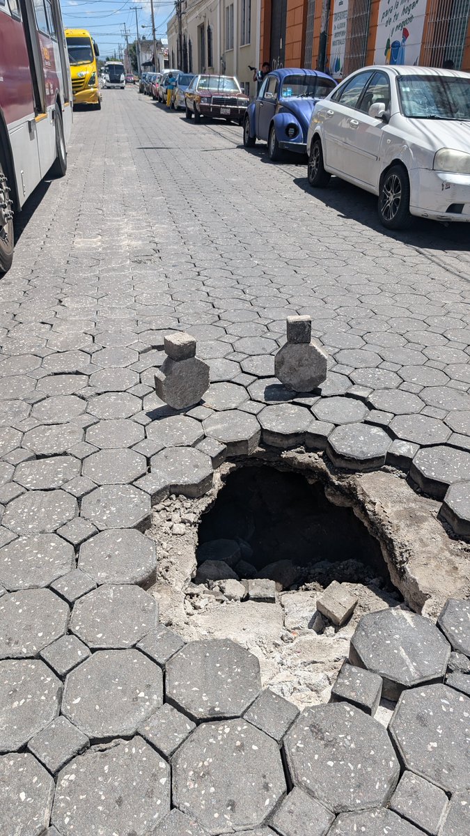 sanxto's tweet photo. Deberian dejar de pensar en el #cablebus y mejor hacer nuestras calles de #puebla transitables o no @armentapuebla_
@pepechedrauimx @InfraPue 

Un pequeño bachesito en 7 norte esquina 18 pomiente https://t.co/F69nabrfSq