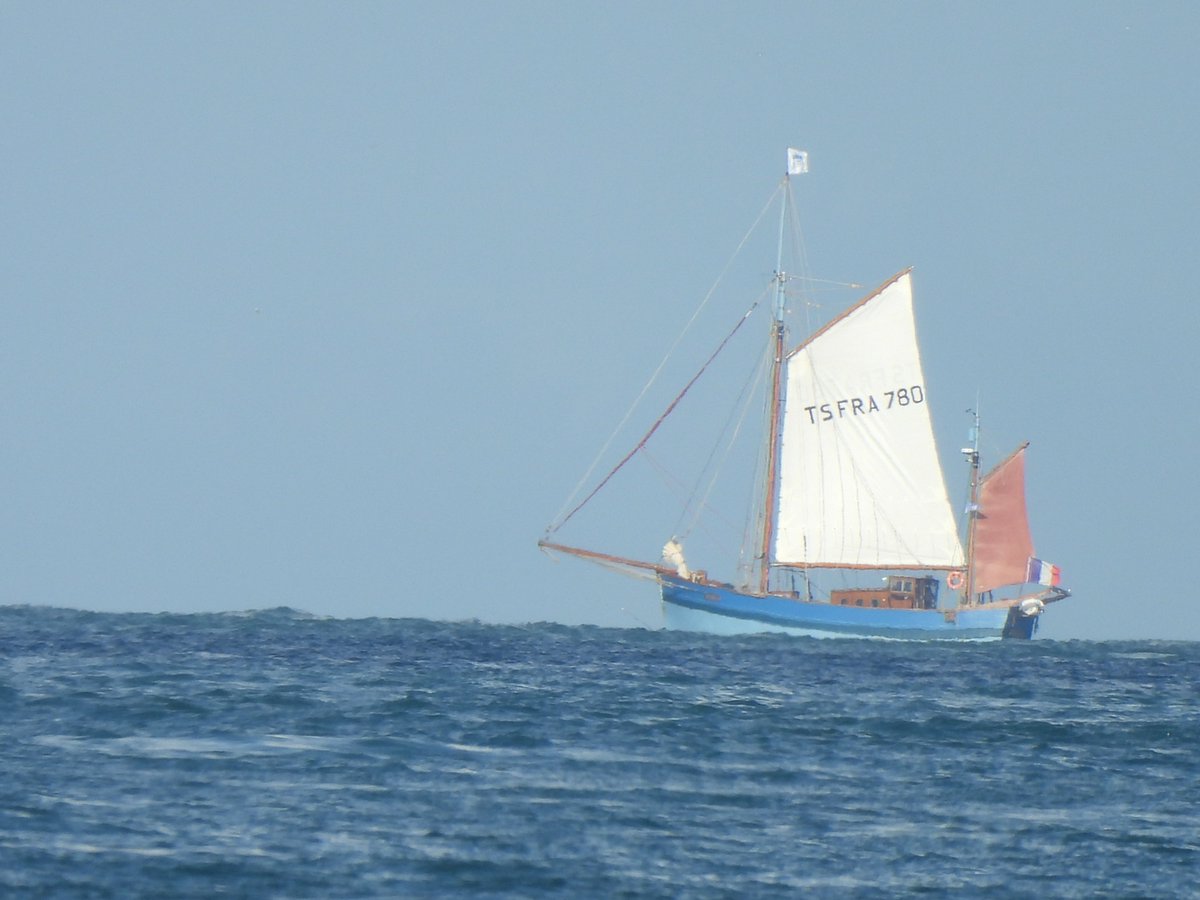 pats_view's tweet photo. @jjmmli Even the ship is blue ... https://t.co/kaWUt7rjMl