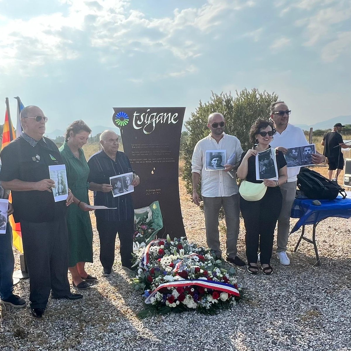 10Ricardet's tweet photo. Avui hem estat a França, al camp de concentració de Ribesaltes, participant en l'acte commemoratiu del 2 d'agost en record de les víctimes gitanes del nazisme. Hem pogut alçar la nostra veu amb un discurs  reivindicatiu i ple de respecte i memòria cap a les víctimes del nazisme. https://t.co/1kuKn4XISl
