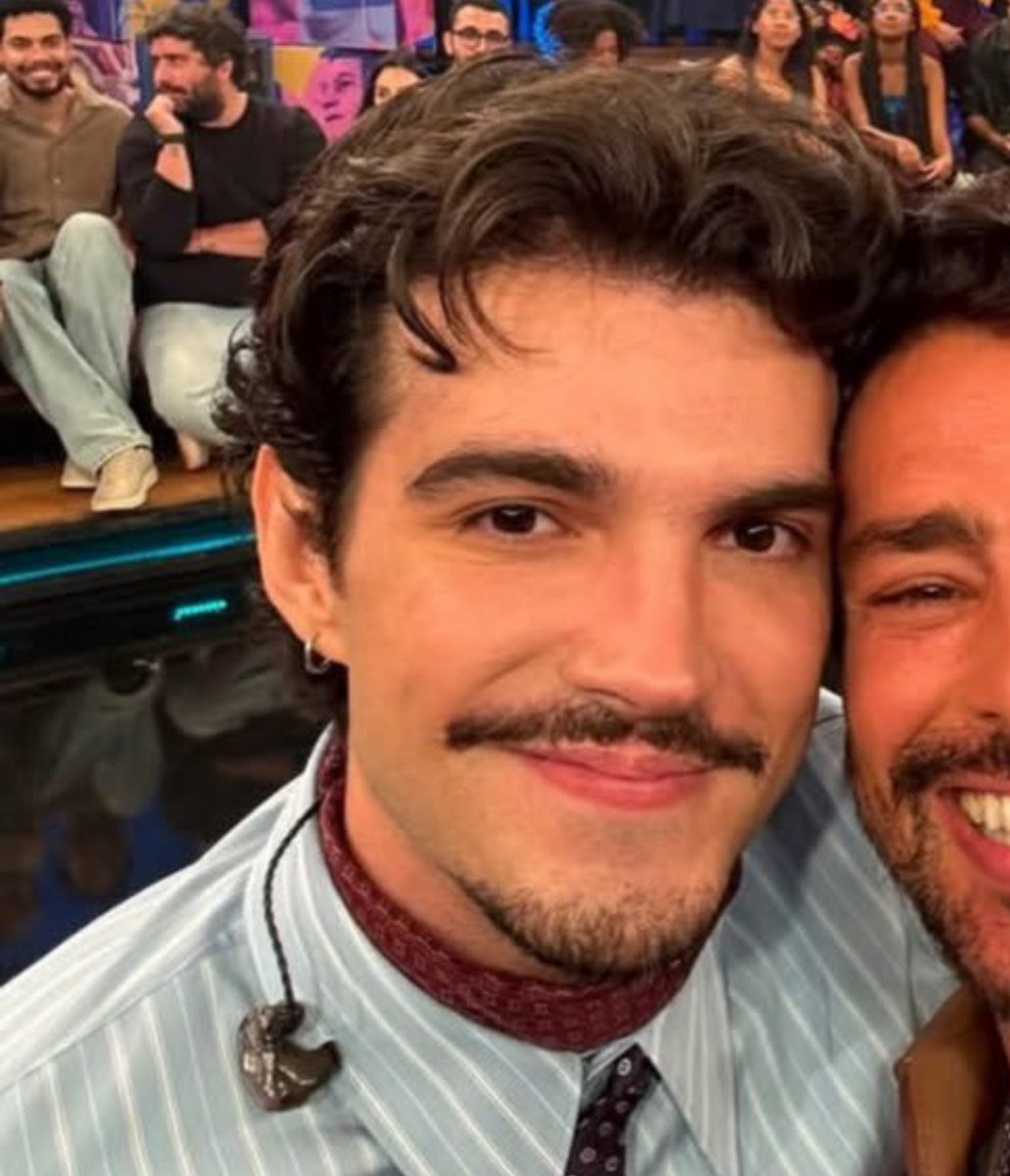 fav_clarao's tweet photo. tem DEZ anos de diferença nessas fotos https://t.co/pPrJvWschS