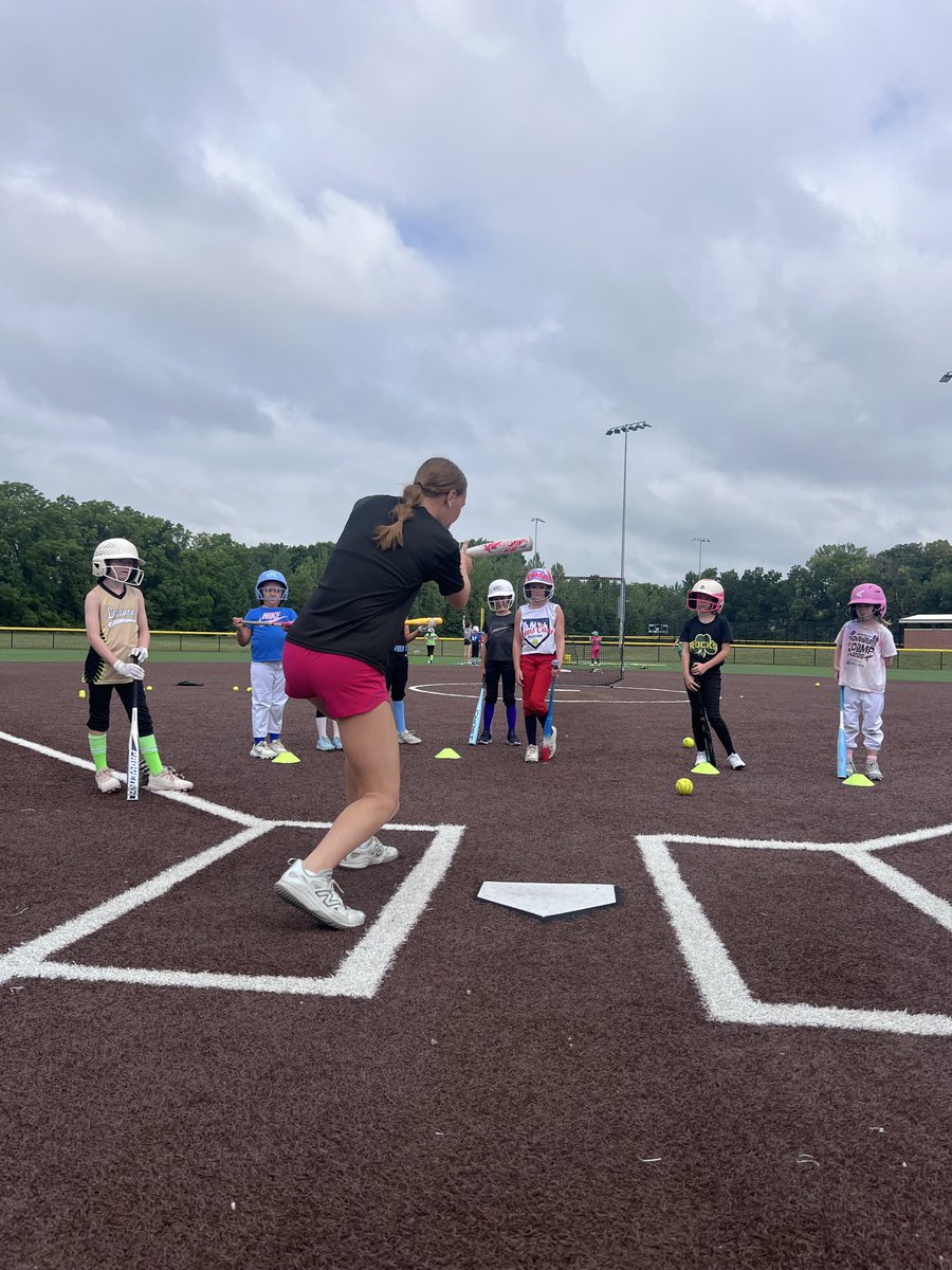AlyviaBrowne's tweet photo. Great week helping out  @toriheymanfit with her softball camp and giving back to the game alongside some amazing players I’m lucky enough to call my teammates. So much fun helping the next generation fall in love with the game! 
@GatorsPremier10 @rothrock03 @kayleegraff2028 @AdelynKurth2028 @CarlynneSchrock @Rocks_softball  @SBRRetweets @gatorjack72 @LineDsoftball @los_stuff @SunilSportsNews @SportPrepX @softballamerica @ImpactRetweets @IHartFastpitch @ExtraInningSB @TopPreps @LegacyLegendsS1 @RapsodoSoftball @SoftballRecruit @PrepSoftball @top_d1 @MaxPreps @DiamondAddicts @newstoyouu