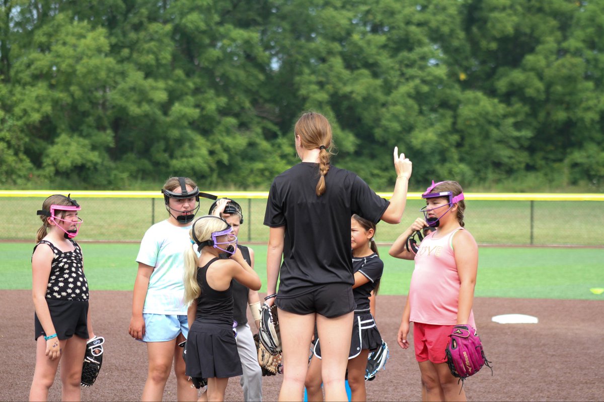 AlyviaBrowne's tweet photo. Great week helping out  @toriheymanfit with her softball camp and giving back to the game alongside some amazing players I’m lucky enough to call my teammates. So much fun helping the next generation fall in love with the game! 
@GatorsPremier10 @rothrock03 @kayleegraff2028 @AdelynKurth2028 @CarlynneSchrock @Rocks_softball  @SBRRetweets @gatorjack72 @LineDsoftball @los_stuff @SunilSportsNews @SportPrepX @softballamerica @ImpactRetweets @IHartFastpitch @ExtraInningSB @TopPreps @LegacyLegendsS1 @RapsodoSoftball @SoftballRecruit @PrepSoftball @top_d1 @MaxPreps @DiamondAddicts @newstoyouu