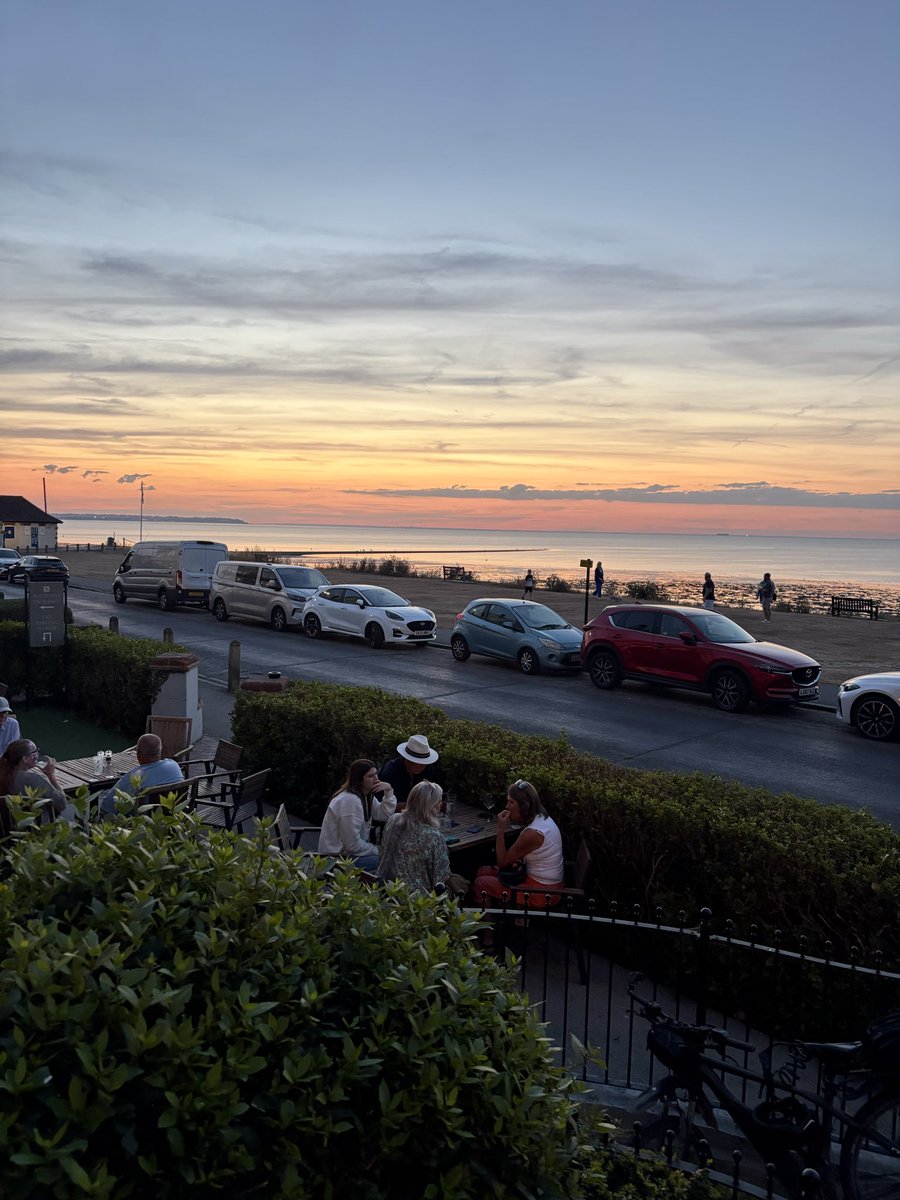 Tinkerbellbow's tweet photo. Whitstable carnival last night 
#Sundowner #Tankerton https://t.co/EfgW63du6E