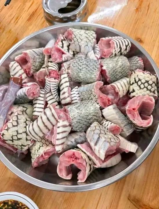 Shemei_I_am's tweet photo. 1kg of Snake meat is 820,000 UGX
1kg of beef is 10,000 UGX

I and a few friends are starting the YPA(Youth Pythoners Africa) and you can join us by investing 2m to buy one snake and within one year you will have 4-5 snakes 
Think about the weight of a python and convert it to Shillings.
5 pythons can buy you brand new Subaru Forester.
