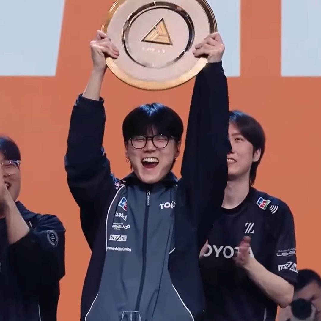 Overwatch2_NEWS's tweet photo. 【EWC/OWCS】

Bernarは10年に及ぶ選手人生初のSティア大会優勝に

兵役間近と伝えられるキャリアに
大きな戦績を残すことになりました🎉 https://t.co/Vs8totQ3Wg