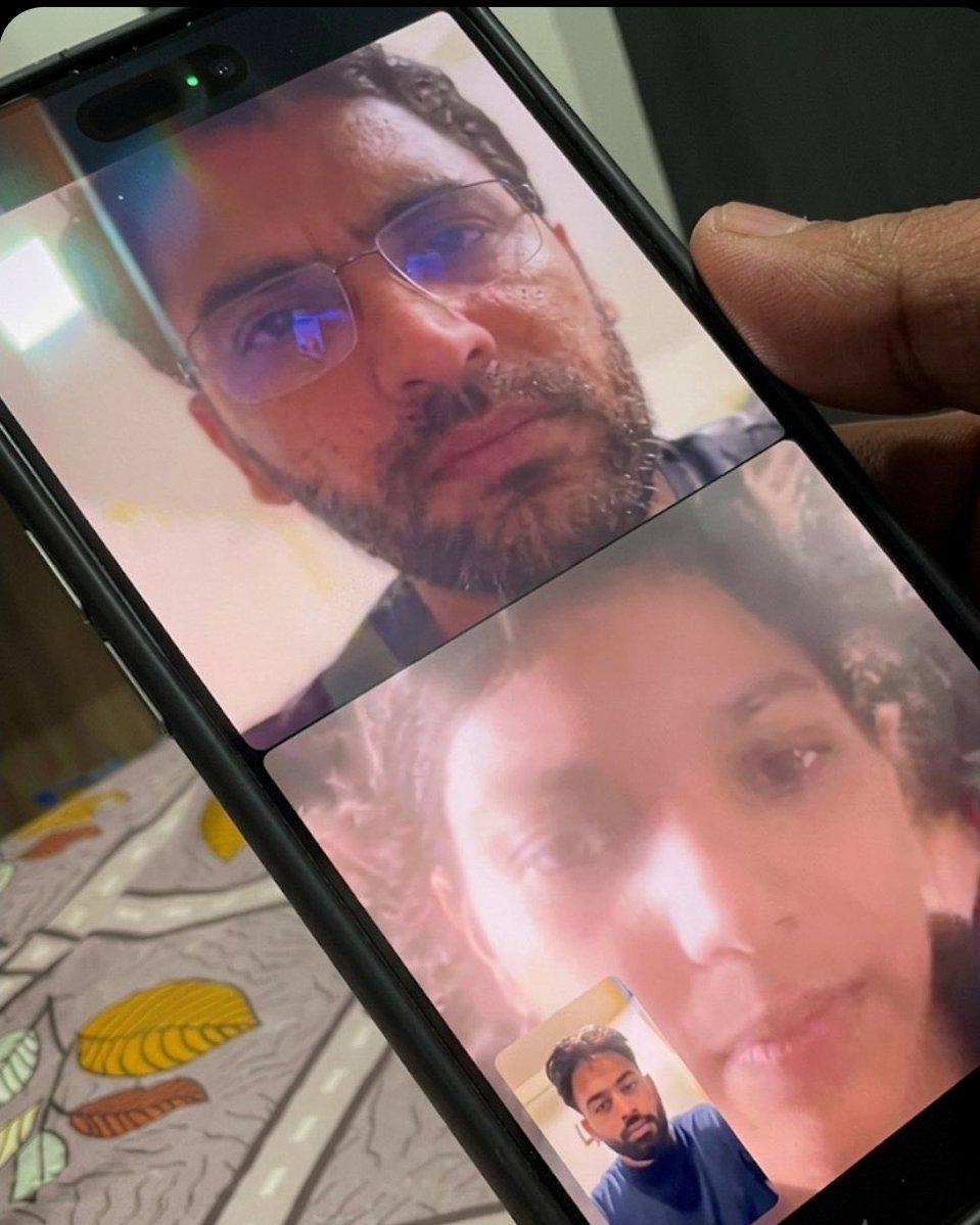 PracticalSpy's tweet photo. 🚨 झारखंड की छात्रा ने अभिजीत दीपके को उनके चेहरे पर ही बेनकाब कर दिया! 🚨

CJP के संस्थापक और प्रवक्ता अभिजीत दीपके का झारखंड के छात्र आंदोलनकारियों के साथ वीडियो कॉल हुआ।

लड़की ने कहा: “सर, हमें भी यहाँ आपका समर्थन चाहिए। हम झारखंड सरकार में पेपर लीक के खिलाफ लड़ रहे हैं।”

अभिजीत दीपके: “हम पूरी तरह आपके साथ हैं। अगर कुछ चाहिए तो बताइए।”

लड़की: “सर, आप यहाँ कब आ रहे हैं?”

दीपके: “हम आपकी बातें और माँगें सरकार के सामने रखेंगे। बताइए आपकी क्या माँगें हैं।”

लड़की ने फिर पूछा: “सर, आप झारखंड कब आ रहे हैं हमें सपोर्ट करने? हमें भी न्याय चाहिए, हमें आपका समर्थन यहाँ चाहिए।”

इसके बाद दीपके पूरी तरह चुप हो गया , विषय बदलकर तुरंत कॉल काट दिया। 🥲🙏

ये घोंचू देश में शिक्षा के क्षेत्र में क्रांति लाने चला था