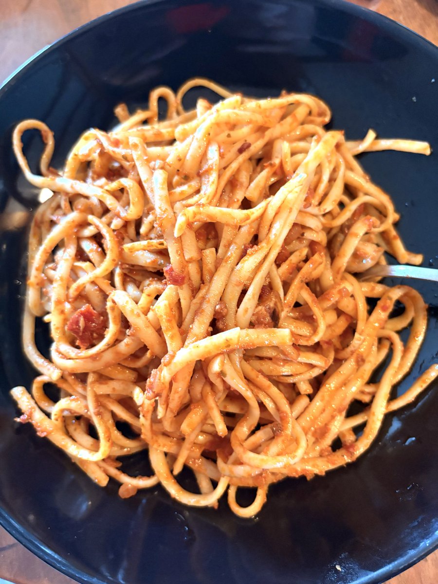TheTore's tweet photo. JAG &amp; THE A I PARIS (hoppas alla har det bra i villaområdena utanför Borås).

I linguini con pollo e Parmigiano Reggiano sono un primo piatto cremoso e saporito, preparato con linguini, petto di pollo a pezzi, burro o olio, e una ricca crema di Parmigiano Reggiano. https://t.co/QvXLYHQAjE