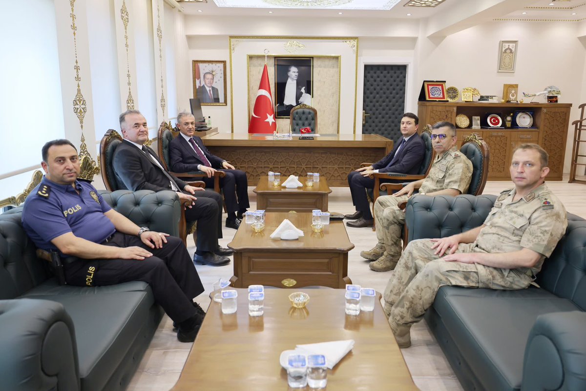 Mardin_Valiligi's tweet photo. 📌Nusaybin | Hükûmet Konağı

Valimiz Sayın @tuncay_akkoyun ;
İl Jandarma Komutanı Tuğgeneral Tahsin Saruhan, Mardin Büyükşehir Belediyesi Genel Sekreteri Kemalettin Sakin ve beraberindekiler, 17 Haziran 2026 tarihinde Resmî Gazetede yayımlanan Cumhurbaşkanlığı Mülki İdare Amirleri Atama Kararnamesi ile,
➡️ Nusaybin Kaymakamı olarak atanan Gürsel Temurci’yi ziyaret ettiler.

Sayın Valimiz, Sayın Kaymakamımıza görevinde başarılar diledi.

@iletisim 
@TC_icisleri
