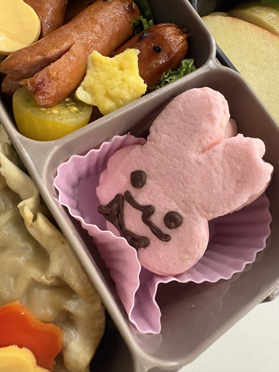 LlCherey4283's tweet photo. Hehe, Debubuh bento! #KaelixDebonair
(Feature Braun too <33) #gotdroppedintoaghoststorystillgottowork 
.
.
I made the top black box and she made the bottom one. https://t.co/41Fbh4lXsb