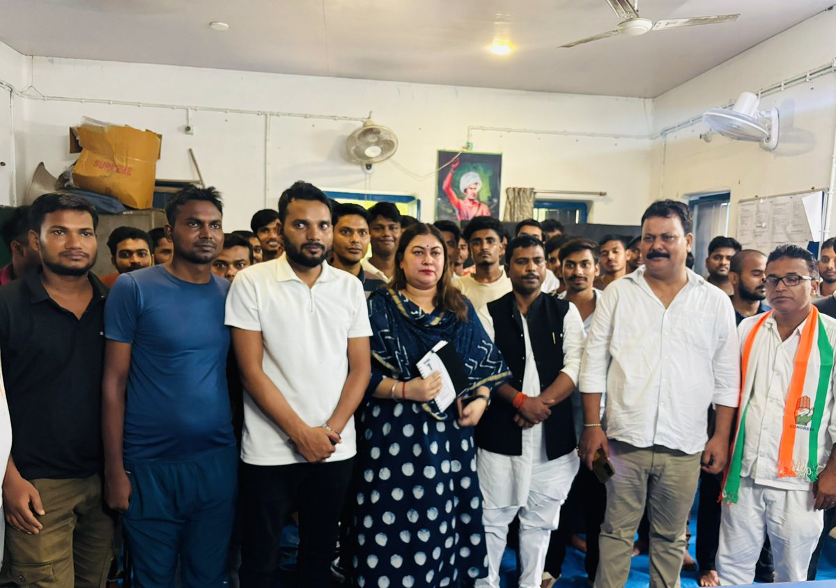 NayakRagini's tweet photo. पूर्णिया स्थित अम्बेडकर कल्याण छात्रावास में रहने वाले विद्यार्थियों से आज चर्चा की

खबर थी कि 23 जुलाई की रात 3 पुलिस अफ़सर छात्रावास आए,सबका नाम-पता नोट कर के धमकाया कि 25 जुलाई को होने वाले विरोध प्रदर्शन में कोई भी छात्र ना जाए

कांग्रेस छात्रों की आवाज़ को कभी दबने नहीं देगी https://t.co/wVMOztDsMd