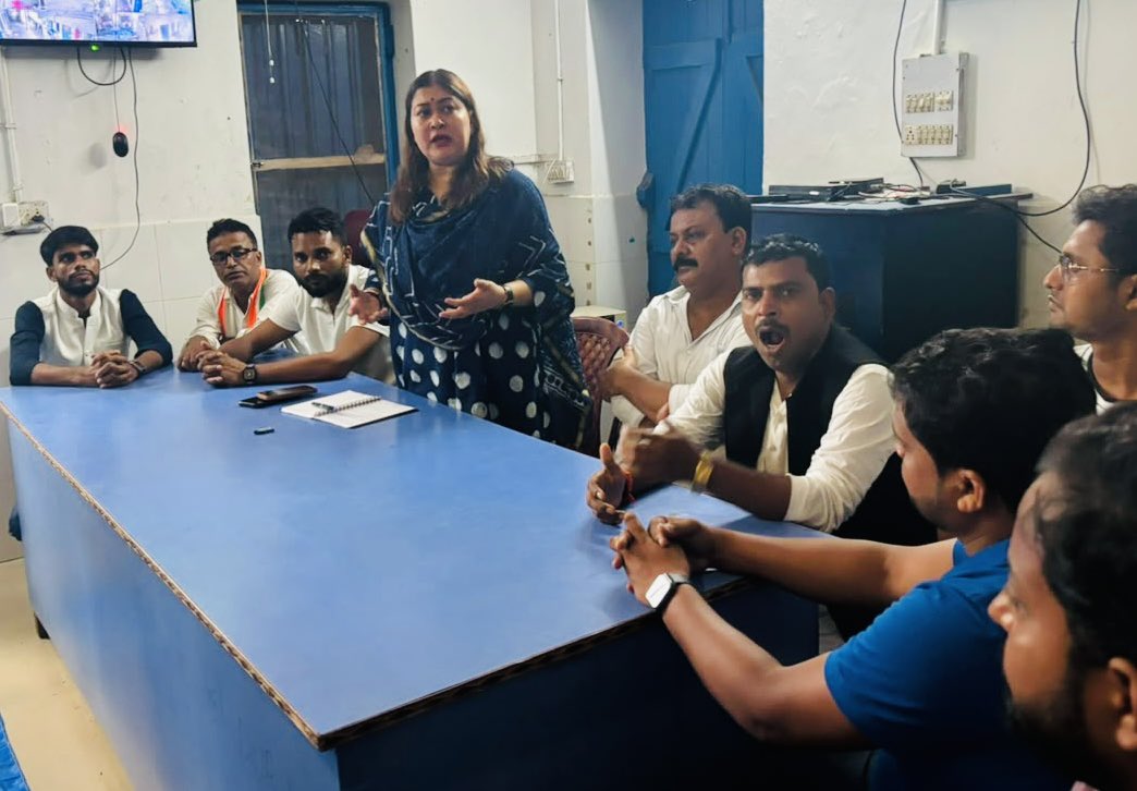 NayakRagini's tweet photo. पूर्णिया स्थित अम्बेडकर कल्याण छात्रावास में रहने वाले विद्यार्थियों से आज चर्चा की

खबर थी कि 23 जुलाई की रात 3 पुलिस अफ़सर छात्रावास आए,सबका नाम-पता नोट कर के धमकाया कि 25 जुलाई को होने वाले विरोध प्रदर्शन में कोई भी छात्र ना जाए

कांग्रेस छात्रों की आवाज़ को कभी दबने नहीं देगी https://t.co/wVMOztDsMd
