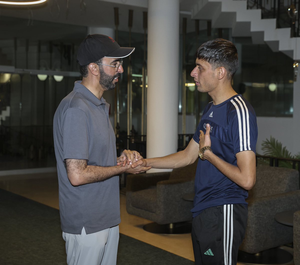 albiddascqatar's tweet photo. تشرف نادي البدع باستقبال وتكريم المشجع أحمد الكعبي القادم من الأحواز، تقديرًا لزيارته ودعمه للنادي خلال معسكر الفريق. 🤍🖤
شكرًا لك على هذه اللفتة الطيبة، ونتمنى لك دوام التوفيق

#شجع_البدع https://t.co/Y4tQcoUqA7
