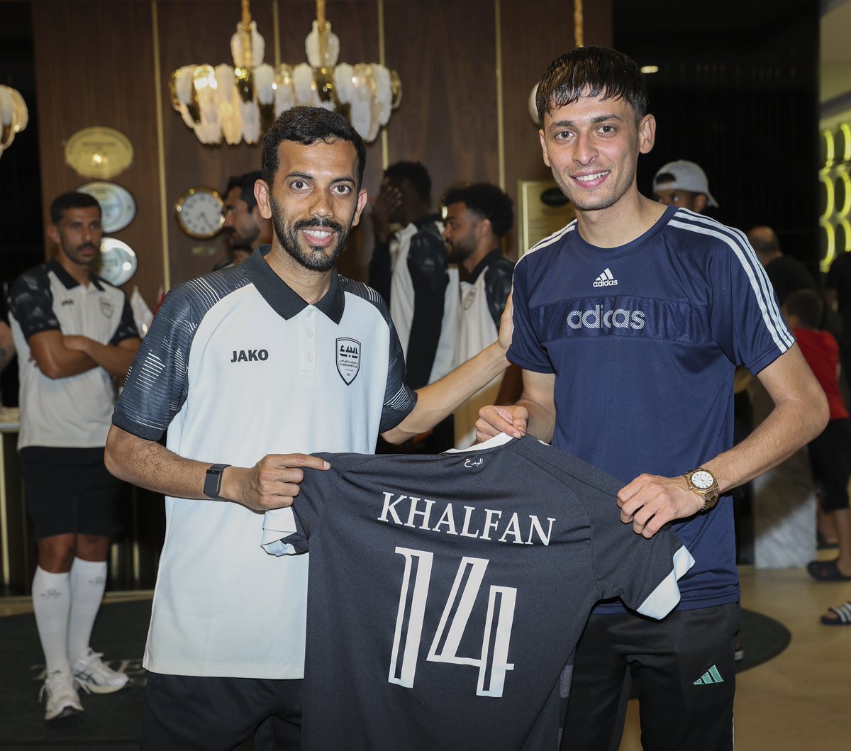 albiddascqatar's tweet photo. تشرف نادي البدع باستقبال وتكريم المشجع أحمد الكعبي القادم من الأحواز، تقديرًا لزيارته ودعمه للنادي خلال معسكر الفريق. 🤍🖤
شكرًا لك على هذه اللفتة الطيبة، ونتمنى لك دوام التوفيق

#شجع_البدع https://t.co/Y4tQcoUqA7
