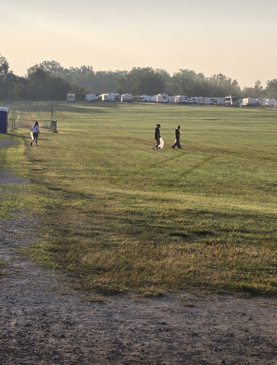 LadyMinutemen's tweet photo. 9 straight day of 7 AM trash pick up at the fairgrounds in the books!
Hopefully our players have developed an appreciation for leaving places better than we found them.
#CountOnMe https://t.co/vhDYHLxDAT
