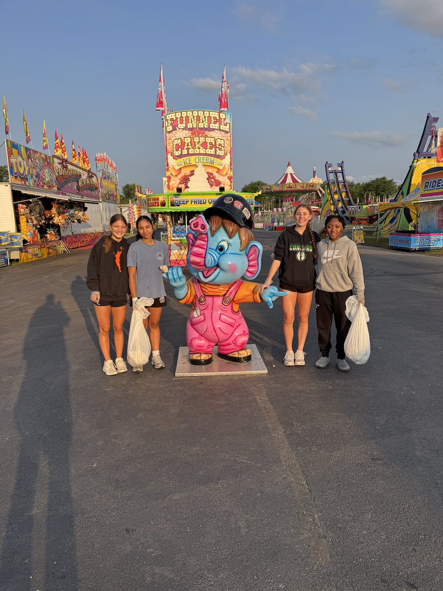 LadyMinutemen's tweet photo. 9 straight day of 7 AM trash pick up at the fairgrounds in the books!
Hopefully our players have developed an appreciation for leaving places better than we found them.
#CountOnMe https://t.co/vhDYHLxDAT