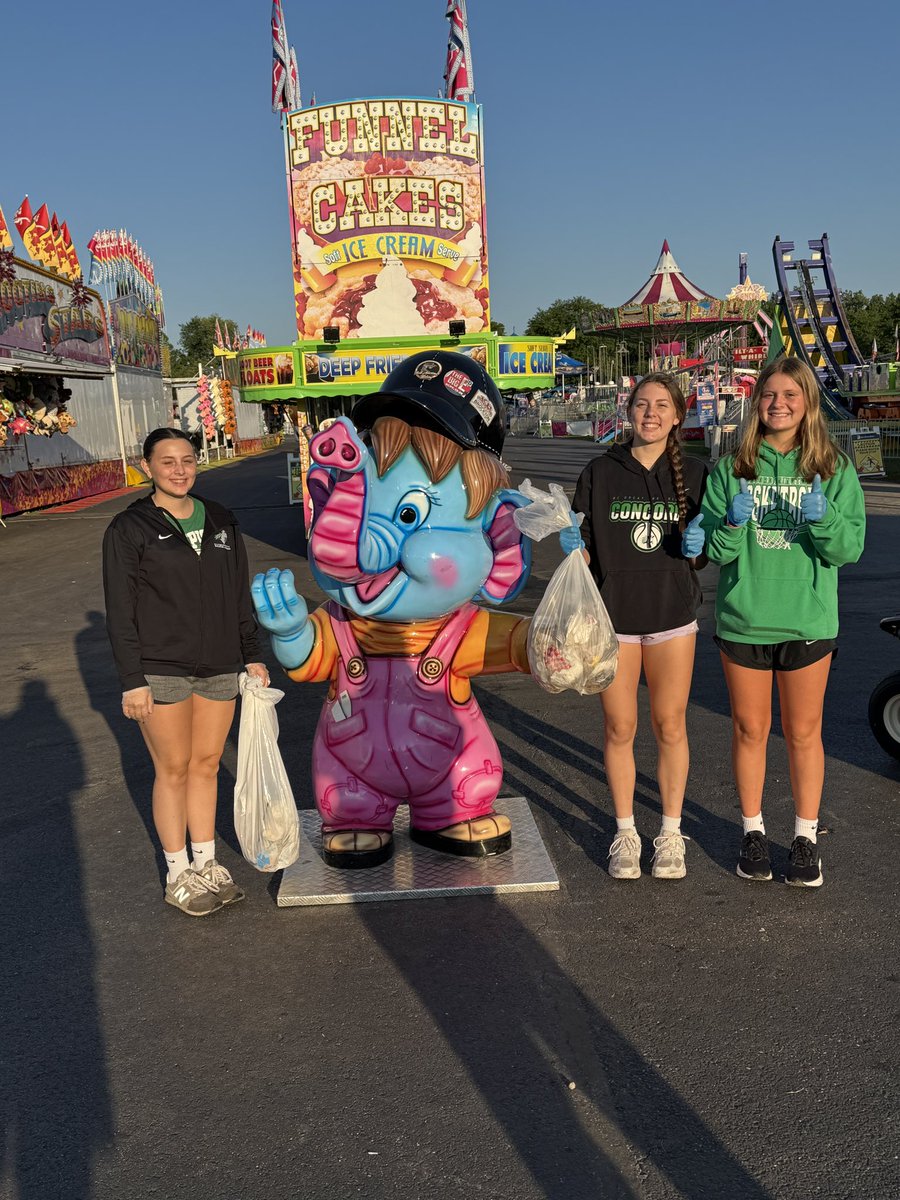 LadyMinutemen's tweet photo. 9 straight day of 7 AM trash pick up at the fairgrounds in the books!
Hopefully our players have developed an appreciation for leaving places better than we found them.
#CountOnMe https://t.co/vhDYHLxDAT