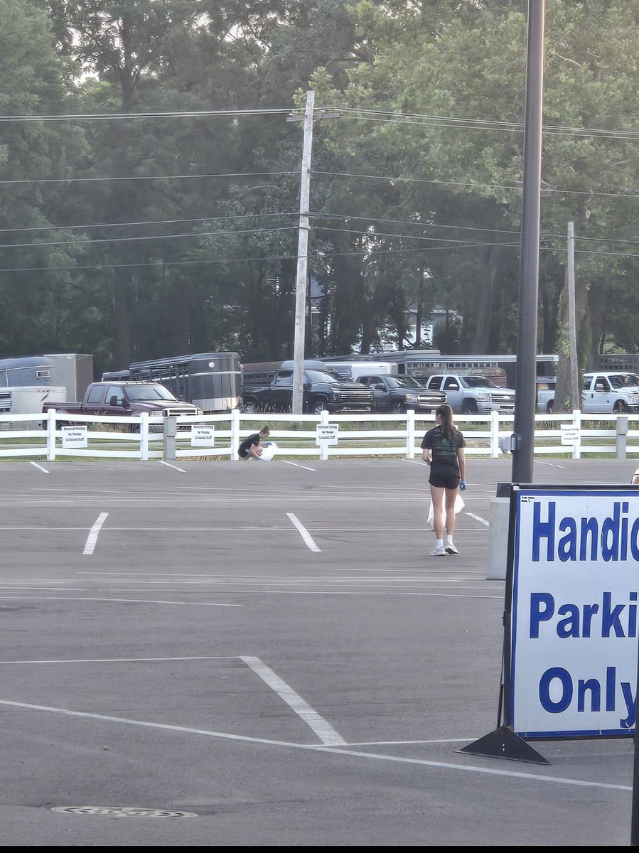LadyMinutemen's tweet photo. 9 straight day of 7 AM trash pick up at the fairgrounds in the books!
Hopefully our players have developed an appreciation for leaving places better than we found them.
#CountOnMe https://t.co/vhDYHLxDAT
