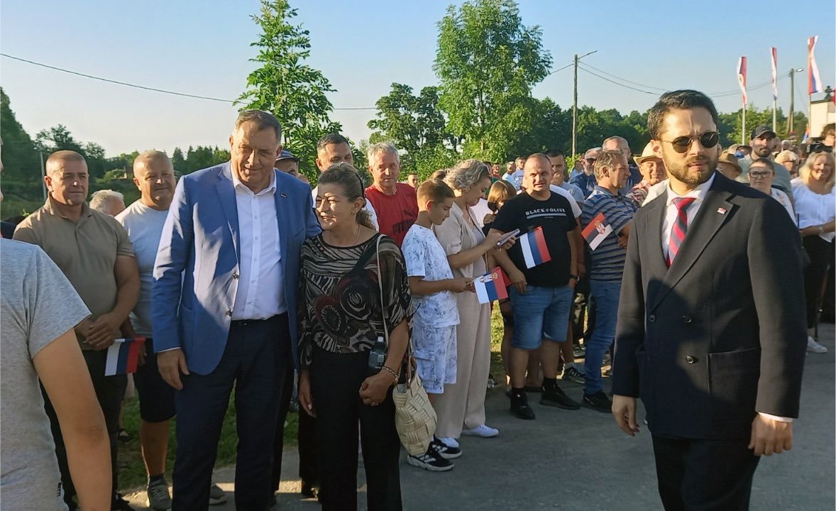 SNSDDodik's tweet photo. Предсједник @MiloradDodik и предсједник Србије @avucic присуствују народном саборовању у Ситници код Рибника. https://t.co/4MtSXF23kU