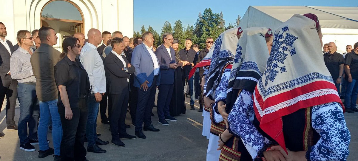 SNSDDodik's tweet photo. Предсједник @MiloradDodik и предсједник Србије @avucic присуствују народном саборовању у Ситници код Рибника. https://t.co/4MtSXF23kU