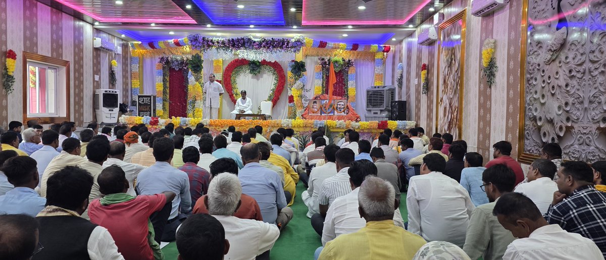 mkrtiwari_bjp's tweet photo. महम्मदपुर स्थित त्रिगुणा मैरेज हॉल में राष्ट्रीय स्वयंसेवक संघ द्वारा आयोजित गुरुपूजन कार्यक्रम में सम्मिलित होकर श्रद्धापूर्वक गुरु परंपरा का वंदन किया।

तस्मै श्रीगुरवे नमः। 🙏 https://t.co/3q6xhp1tmv